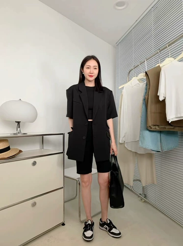 Черный тонкий костюм, небольшой комплект, короткий рукав, в стиле Шанель