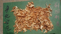 China pet litter pine sawdust Red pine white pine shavings litter electric planer shavings pine shavings 250g