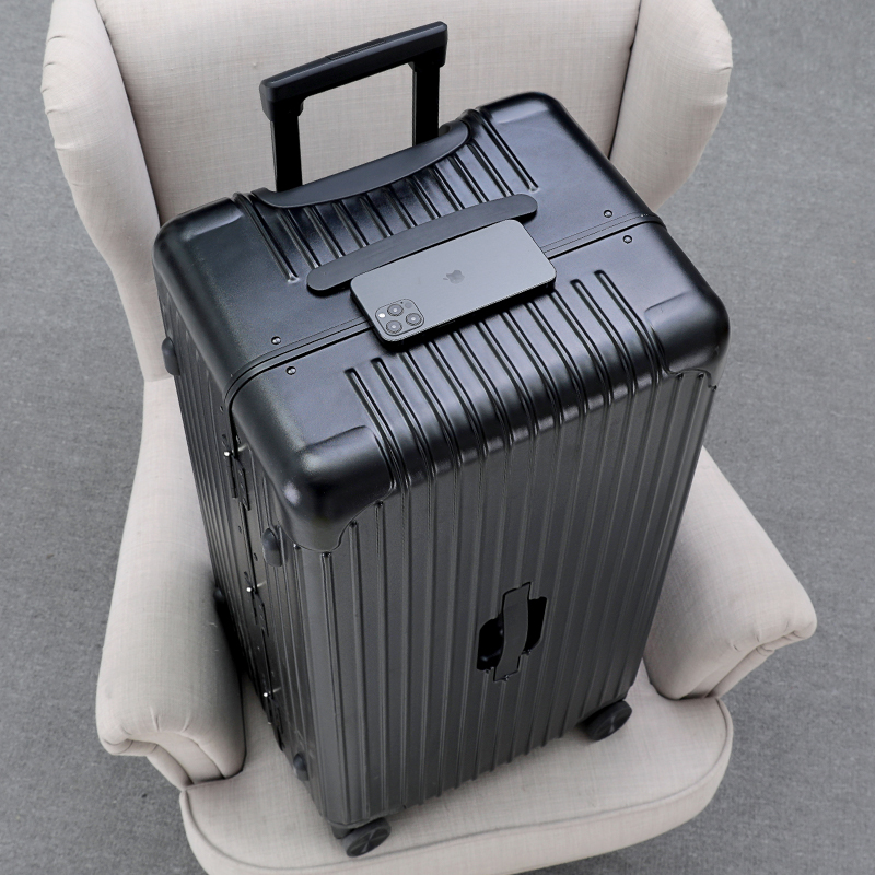 The thickening of the 32 inch large - capacity draw box of the male and female suitcase with a large - box 34 inch aluminum frame