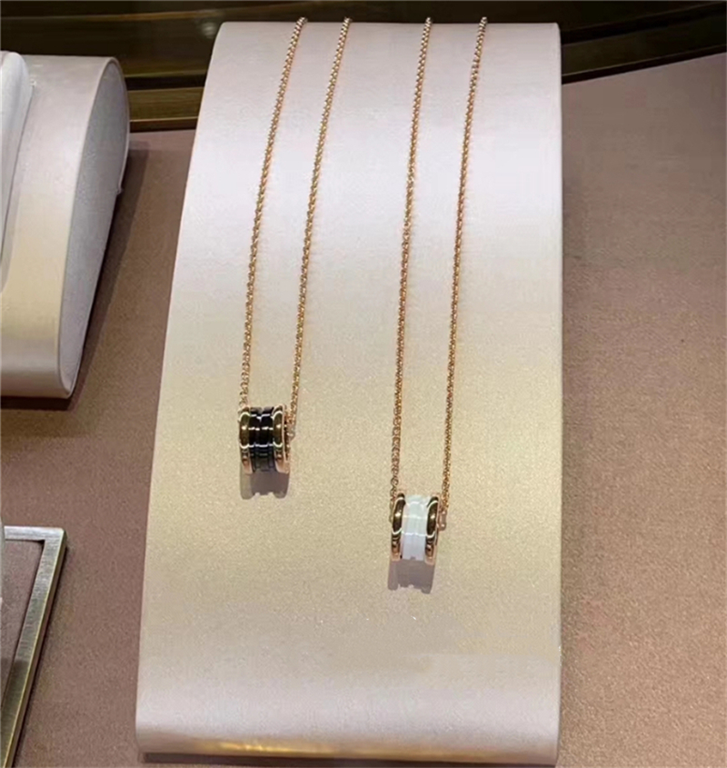 Necklace ins 2021 black and white ceramic spring Necklace rose gold pendant chain of clavicle female niche empresa design feeling