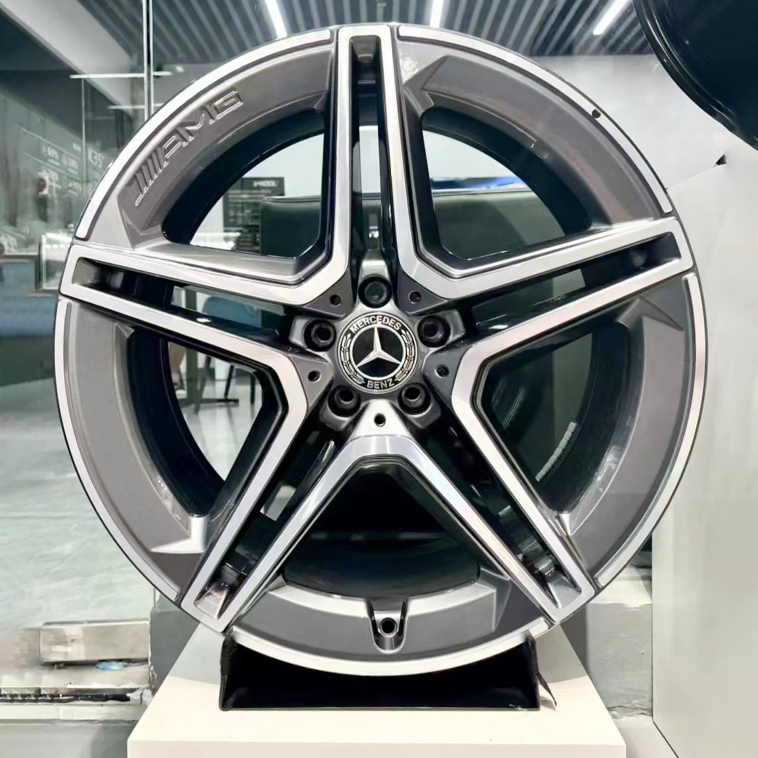 Prevention of wheel hub rolling bracket hub display stand can be placed on exhibition cabinet laminate for matching use of wheel hub To-Taobao