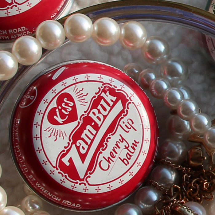 South Africa's zam-buk cherry-flavored lip balm is small and cute, produced by Bayer