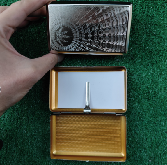 Metal pressed hand wire rations portable cigarette box delicate trumpet handtobacco box can be clamped with paper pack