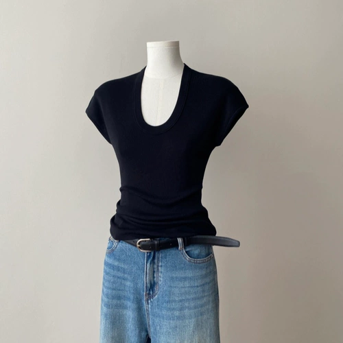 Сиреневая трикотажная тонкая летняя приталенная футболка с коротким рукавом