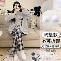 82059 Женщины с грудными подушками