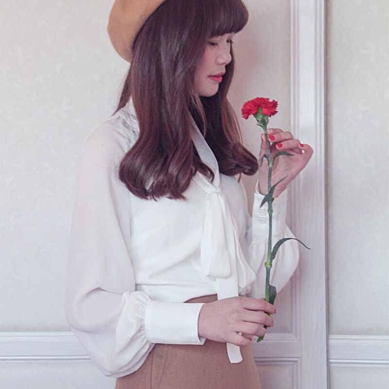 Miss Lü Snow spinning Shirt woman 2022 Spring and autumn swarm with waist and white shirt V collar lacing lantern sleeves Bottom Shirts