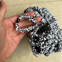 Около 100 белых петель тонкой кишки с леопардовым принтом.