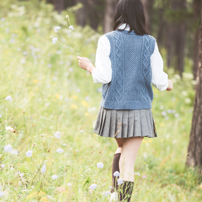 Cloud group weaving NO 46 sweet-scented osmanthus falling neutral wind color point cable vest hand knitting diy wool thread stick needle tutorial