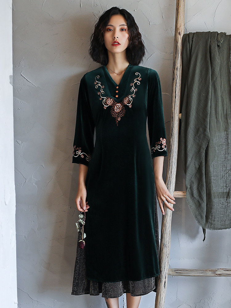 Dark green mother's autumn and winter gold velvet dress Noble foreign school retro slim-fit large size temperament medium and long version of the woman