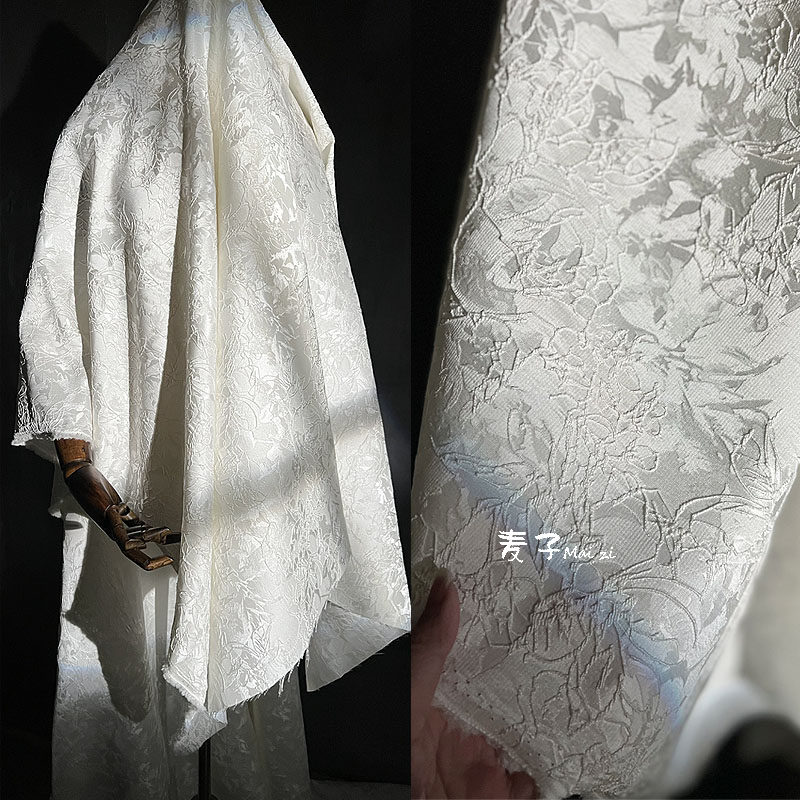 黒と白の直線的な植物柄ジャカード生地を使用した、独創的な質感の刺繍入りジャケット、スーツ、スカート。デザイナーズ衣料用生地。