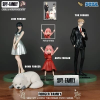 Модель B в трио платьев Bond + SEGA поставляется с фирменной табличкой