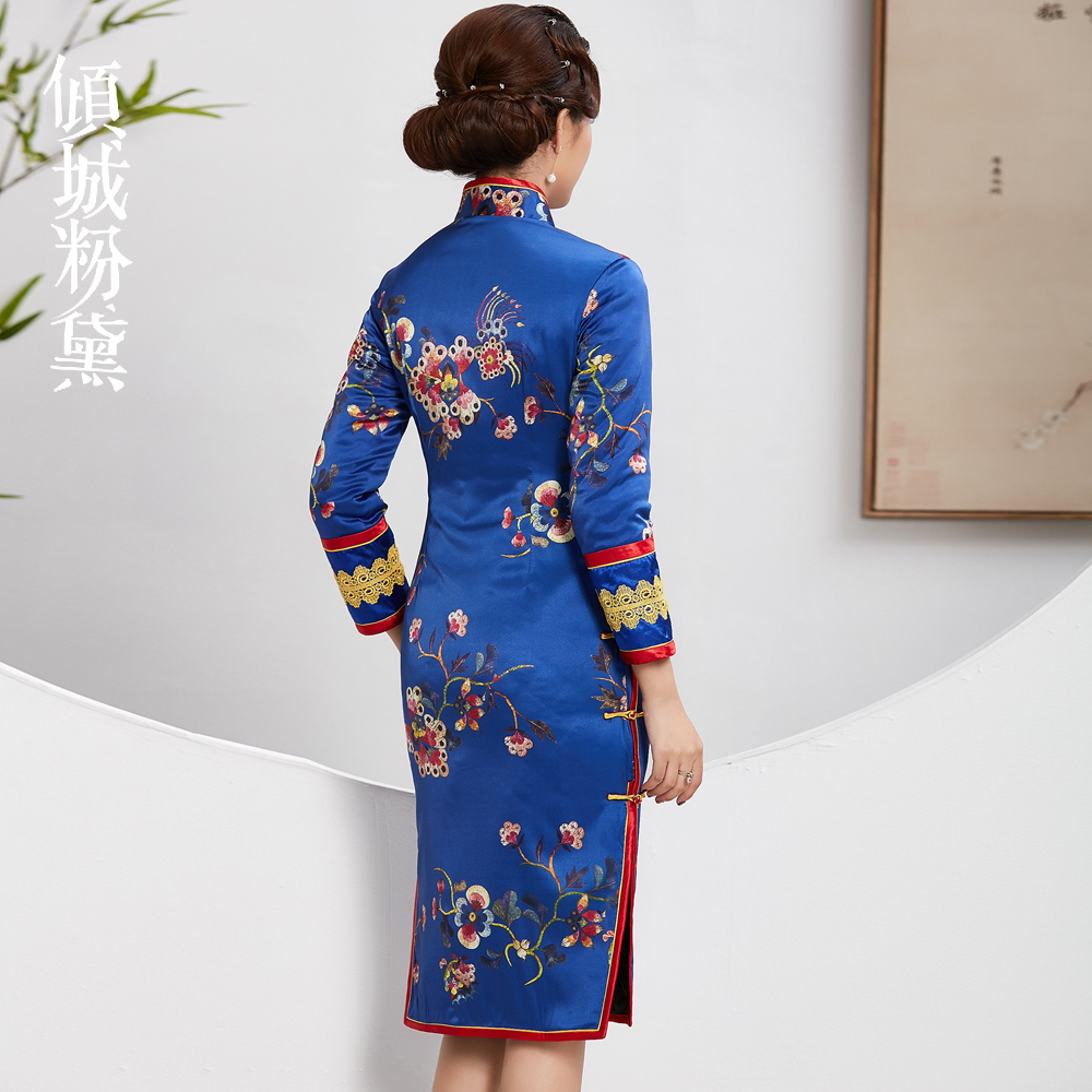 Silk quilted cheongsam, elegant long dress for mother, 2021 collection Silk quilted cheongsam, elegant long dress for mother, 2021 collection