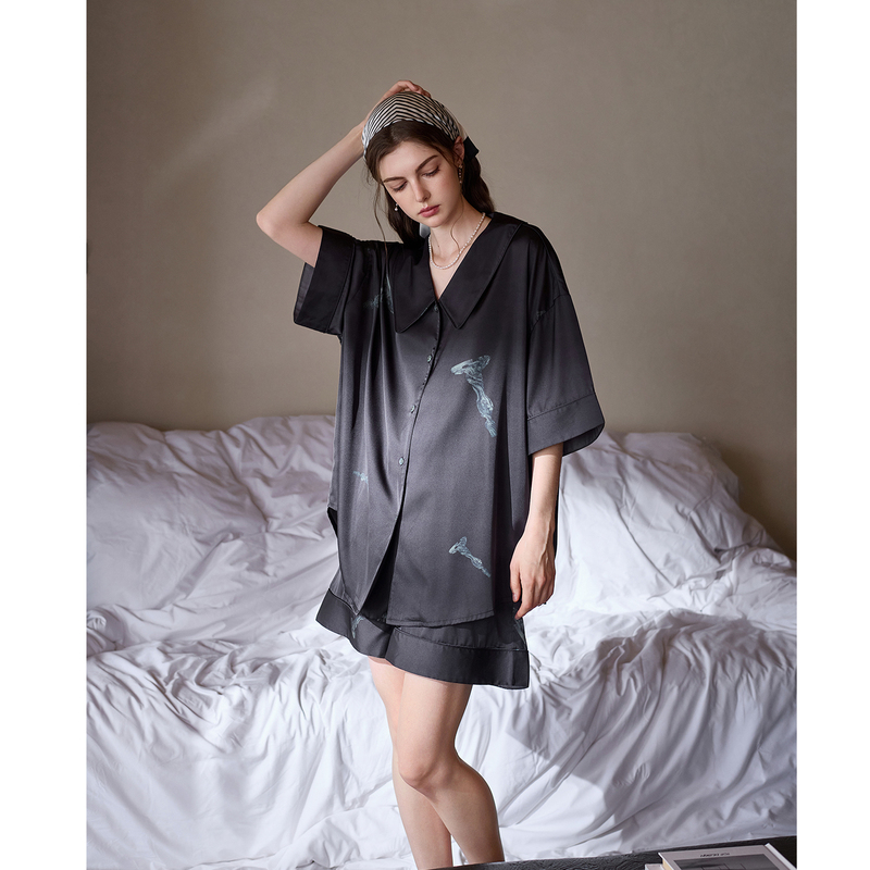 Meiteng's "Breeze-Blown Satin" Lazy and Elegant Ice Silk Pajamas for Women, Summer Loose-Fitting Loungewear with Silk Doll Collar Meiteng's "Breeze-Blown Satin" Lazy and Elegant Ice Silk Pajamas for Women, Summer Loose-Fitting Loungewear with Silk Doll Collar