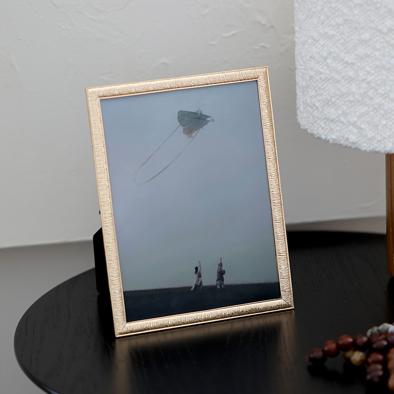Hepburn-Style Photo Frame, Simple Metal Tabletop Frame, 8inch Photo Frame for Horizontal and Vertical Placement, Printed Photos, Family Portrait Frame, Gold Color
