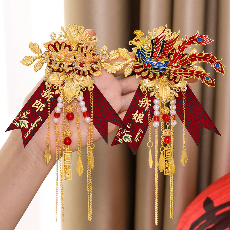 結婚式用の龍と鳳凰のコサージュ、新郎新婦用の高級ブローチ、エレガントなブートニア一対、結婚式用品一式。