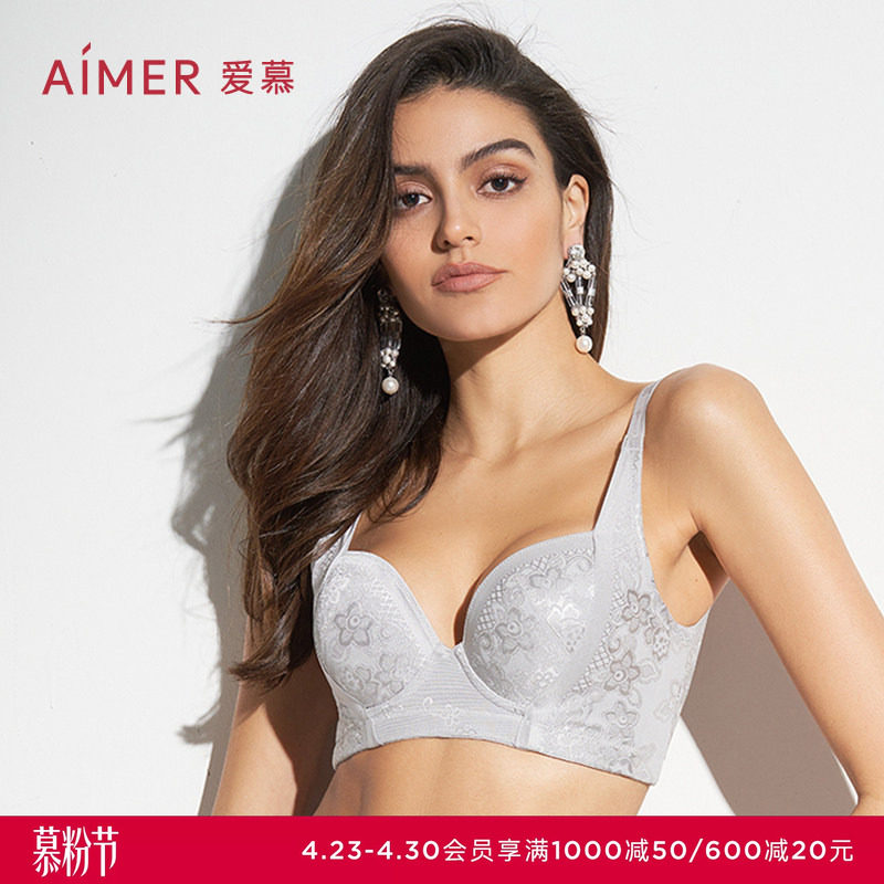 Aimerランジェリーのレディースブラは、バストの大きい女性向けにデザインされており、バストを小さくスリムに見せ、幅広のバックデザインで脇バストをしっかりサポートし、美しい背中ラインを演出します。カップサイズは大きめで、プッシュアップデザインを採用。2026年春夏コレクション。
