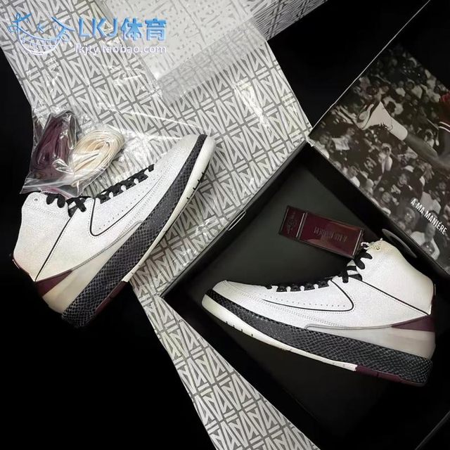 AirJordan2AMaManiereAJ2AMM ຮ່ວມກັບເຫຼົ້າແວງດຳສີແດງງູພິມ DO7216-100