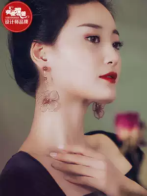 Phoenix Nirvana design sense earrings female niche strawberry crystal earrings a two-wearing Joker face thin autumn and winter