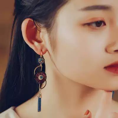 Earrings 2021 New Tide temperament advanced sense light luxury retro earrings female niche design sense Hong Kong wind Hepburn Spring