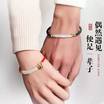 A niche couple's hand, a pair of men's red ropes, gifts, couples, Valentine's Day, girlfriends, boyfriends