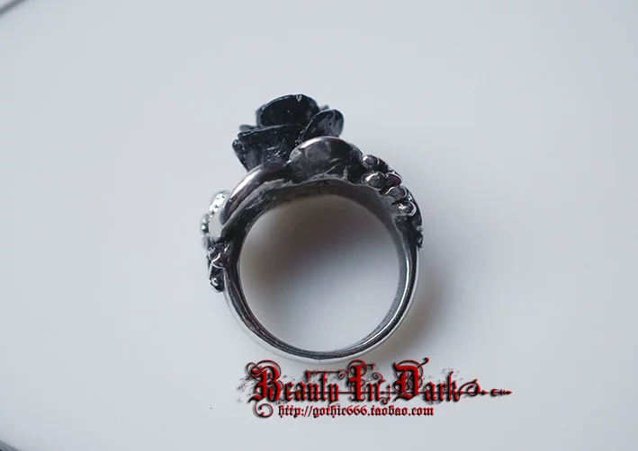 Британское кольцо с кристаллами Rose Bachelor Black Rose Rose White Crystal Ring