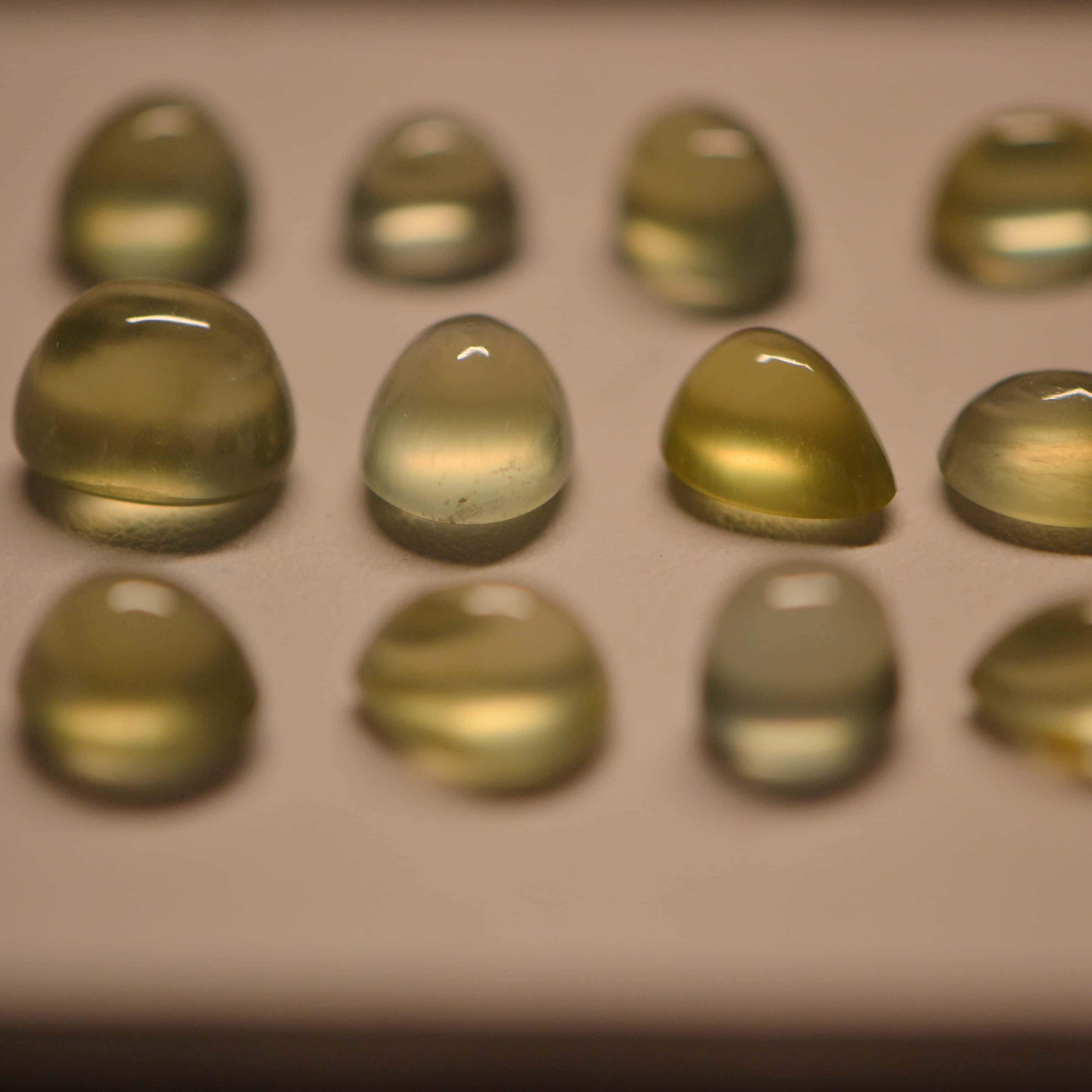 14.75克拉苹果绿葡萄石：宝石界的一抹鲜亮绿色