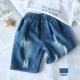 Quần short bé trai mùa hè mỏng trẻ em trẻ em 2018 lỗ mới hoạt hình mặc quần short denim hoang dã quần denim bé trai xuân hè