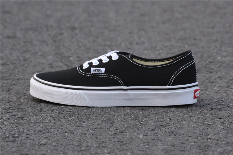 VANS AUTHENTIC thấp để giúp giày vải cổ điển màu đen và trắng nam giới và phụ nữ đôi giày trượt băng bình thường VN-0EE3BLK giày thể thao nam chính hãng