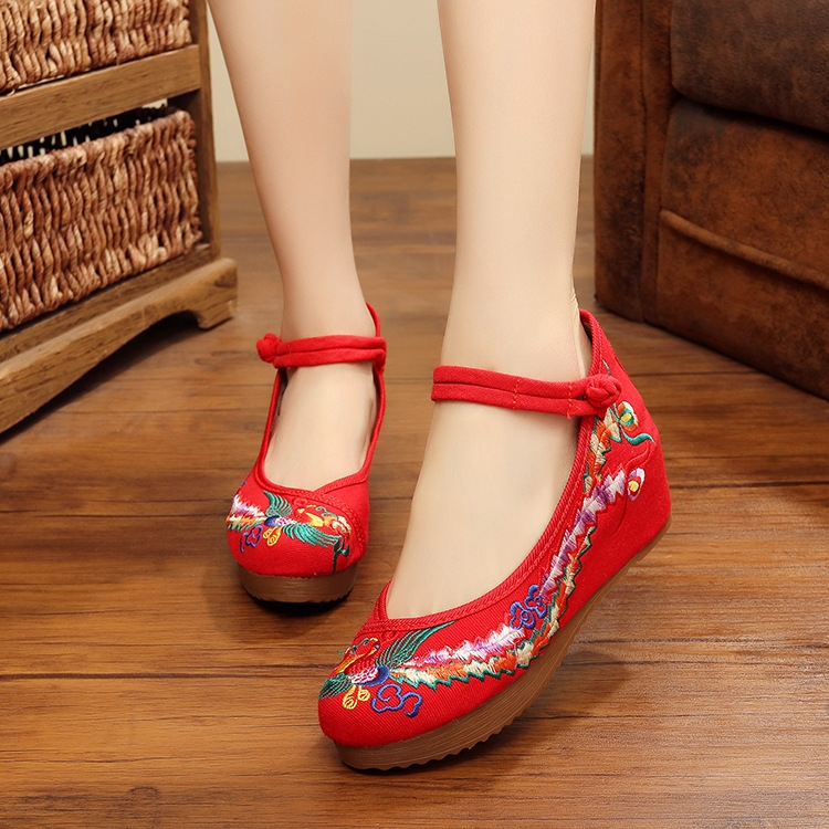 Chinese bridal show and shoes woman 2019 new red slopes with wedding shoes flat-bottomed dragon and pineapple embroidered shoes