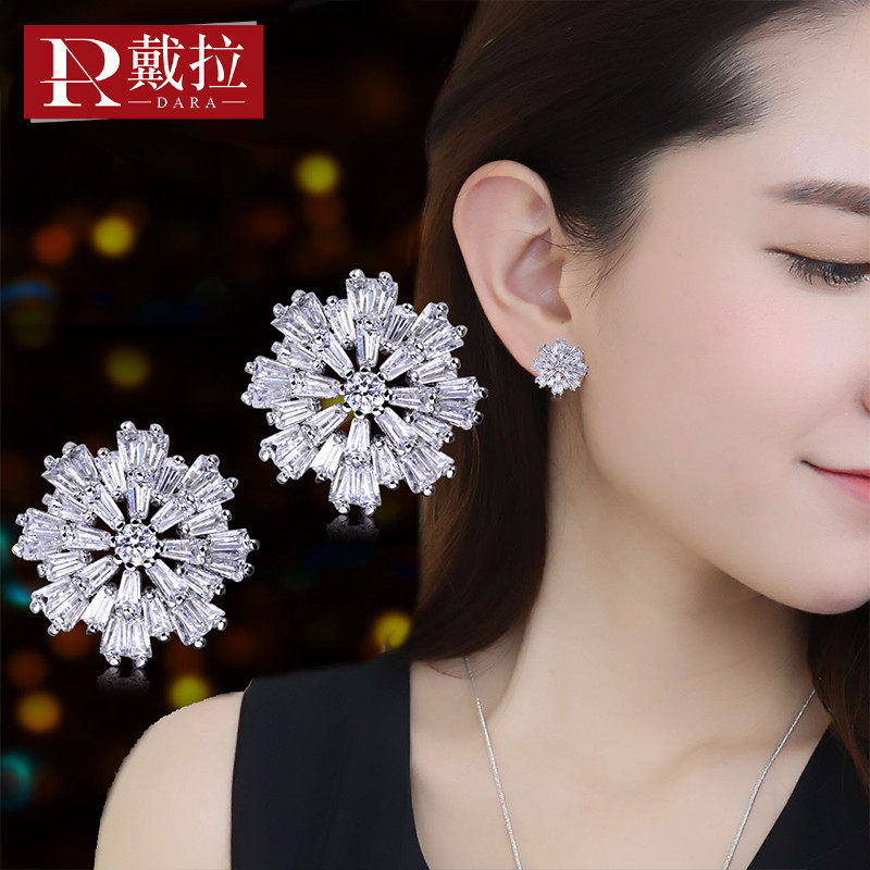 Daila 925 silver needle ice flower stud earrings Femininity goddess Fan Korean version of simple no ear pierced earrings ear clip earrings