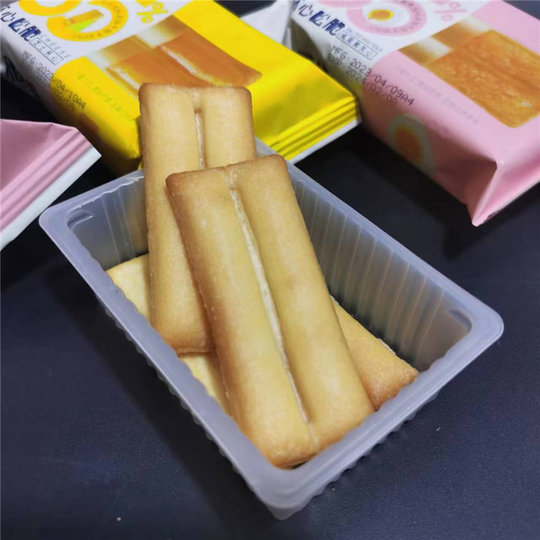 Хрустящие сэндвич-бисквиты Yaxiaobei с соленым яичным желтком и сыром в маленьких упаковках как легкий перекус.