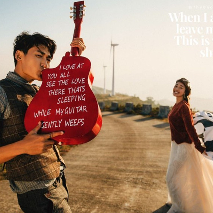 New Travel Photography Artistic Wedding Photography Props English Letters Wooden Guitar Photo Studio Creative Shooting Large Guitar Props