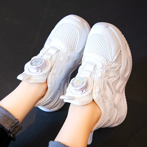 Туфли для мальчиков, белые туфли, новая детская спортивная обувь весны 2025 года, сетчатые дышащие пуговицы, сетчатая обувь для девочек для учеников начальной школы.