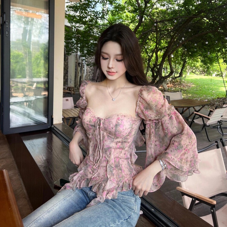 Plus-Size French-Style Gentle Square-Neck Blouse with Waist-Cinching Bell Sleeves, Unique Design, Floral Print, Slimming and Stunning Shirt Plus-Size French-Style Gentle Square-Neck Blouse with Waist-Cinching Bell Sleeves, Unique Design, Floral Print, Slimming and Stunning Shirt