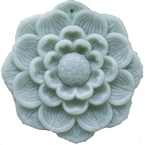 Резная подвеска из нефрита, в цветочек