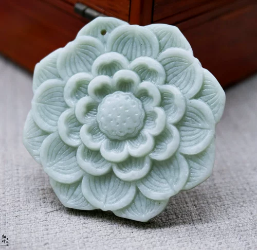 Резная подвеска из нефрита, в цветочек