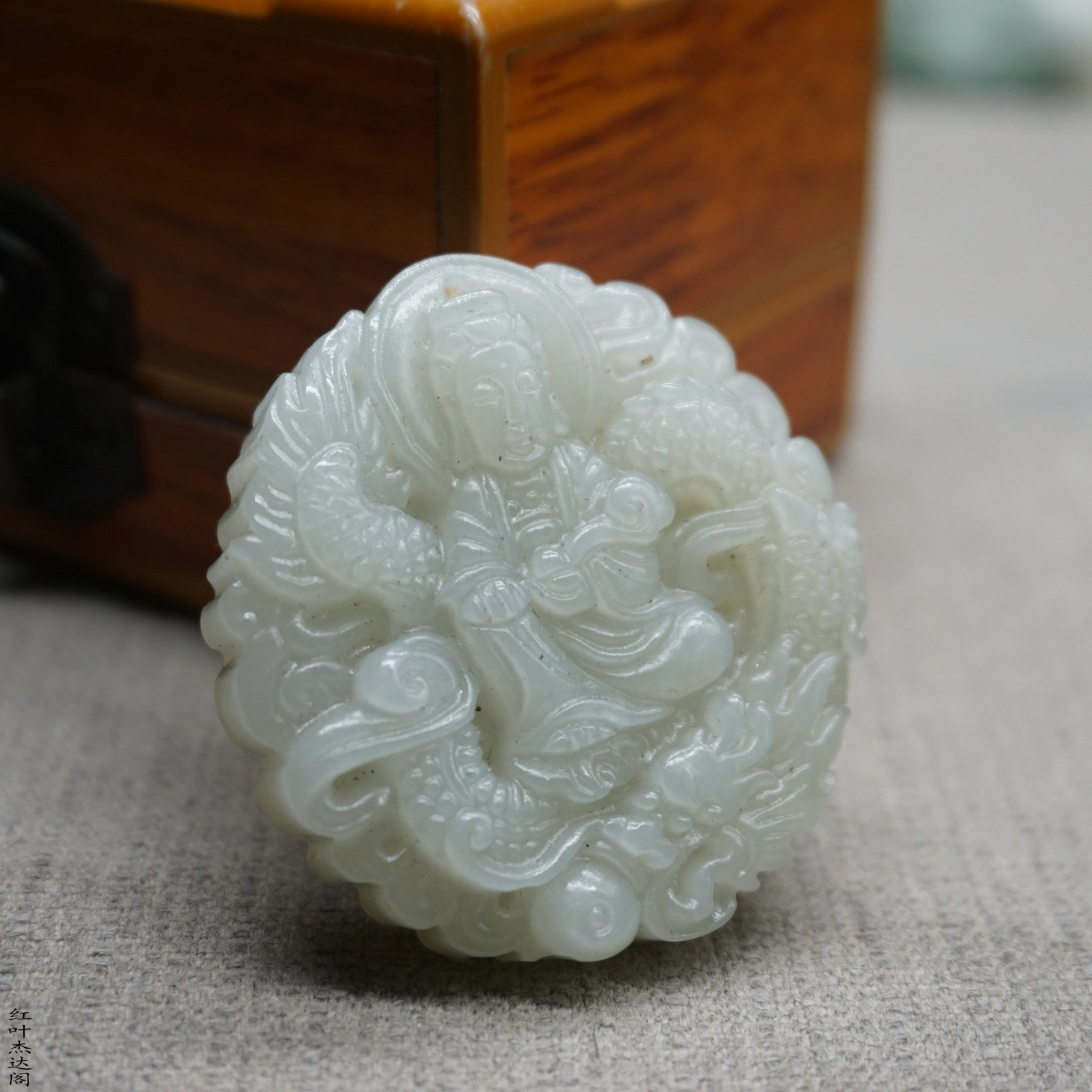 和田玉青白玉骑龙观音吊坠：天然玉石的艺术品，你值得拥有的时尚