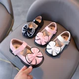 Демисезонная детская модная обувь для кожаной обуви, детские туфли из жемчуга с бантиком для принцессы, тренд сезона, в корейском стиле, мягкая подошва