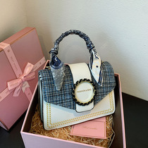 Spring minimalist net red packets 2022 new stylish hand single shoulder women bag advanced sensation foreign air 100 hitched satchel