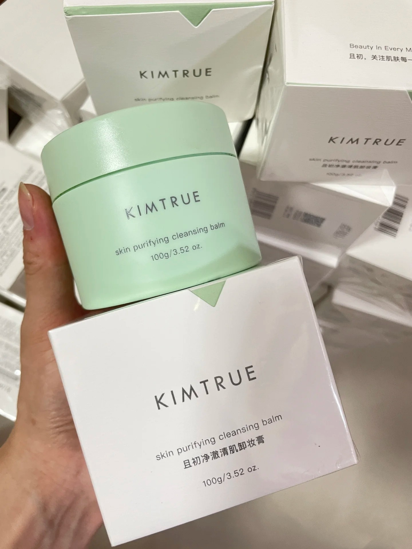 KIMTRUEの第2世代クレンジングバーム（アイスクリームクレンジングバームとも呼ばれる）は、顔、目元、唇をしっかり洗浄し、肌に優しく、ニキビなどの肌トラブルを引き起こしません。