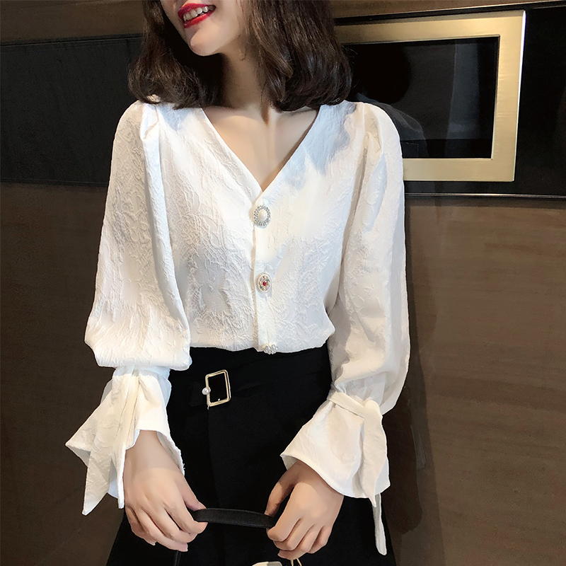 Long-sleeved shirt women's 2022 autumn and winter retro design sense niche age reduction temperament V-neck trumpet sleeve white shirt