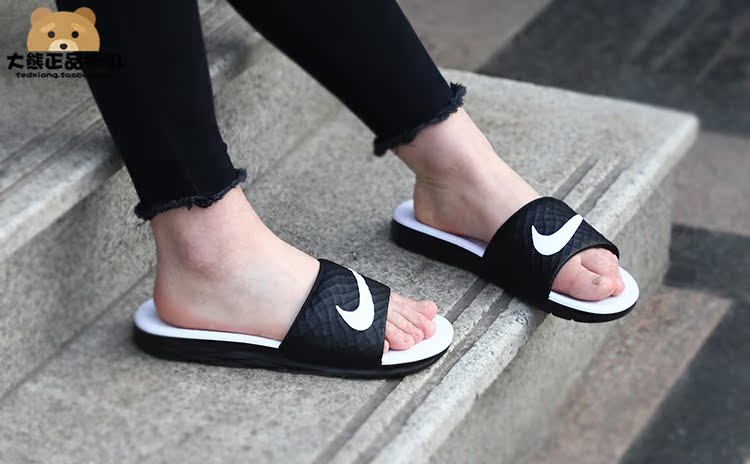 Bộ đếm chính hãng Nike NIKE màu đen và trắng hồng lớn Logo thể thao và dép giải trí 705485 819717 dép gucci nam