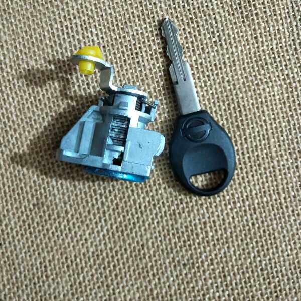 Automotive lock core Nissan New and Heavenly Hen Yi Yi da Livina Livina New Sunny left door lock core