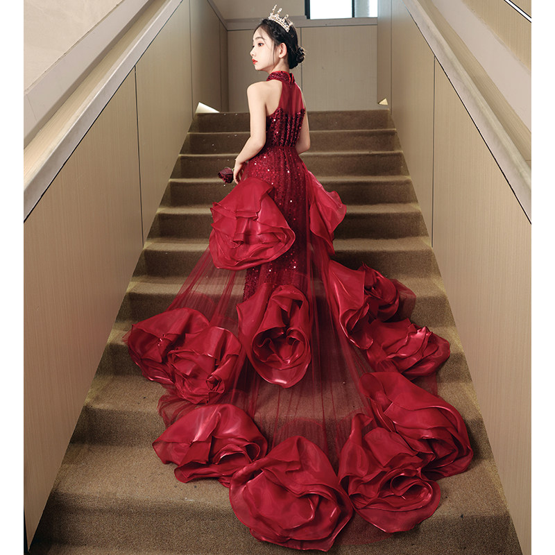 Girl evening dress accessible luxuryniche styleclassy piano performance  host trailing red catwalk model performance summer, let