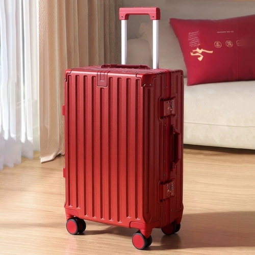 Бордовый чемодан для невесты