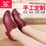 Латинская танцевальная обувь для взрослых женщин в середине следования на площади танцевальной танце