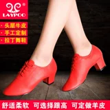 Латинская танцевальная обувь для взрослых женщин в середине следования на площади танцевальной танце