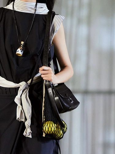 Слои с кожаной сумкой для кожа