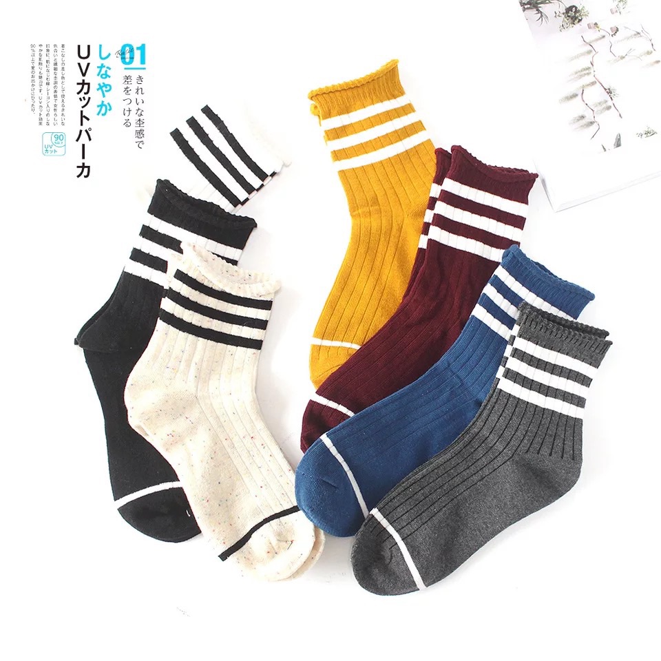 There is a socks shop, I love it! 
Three bars curling ~ sports girl style! 
Fried chicken shows long legs