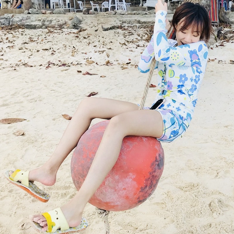 Women's two-piece long-sleeved hooded swimsuit open zipper sunscreen snorkeling surfing steel ring chest pad beige color